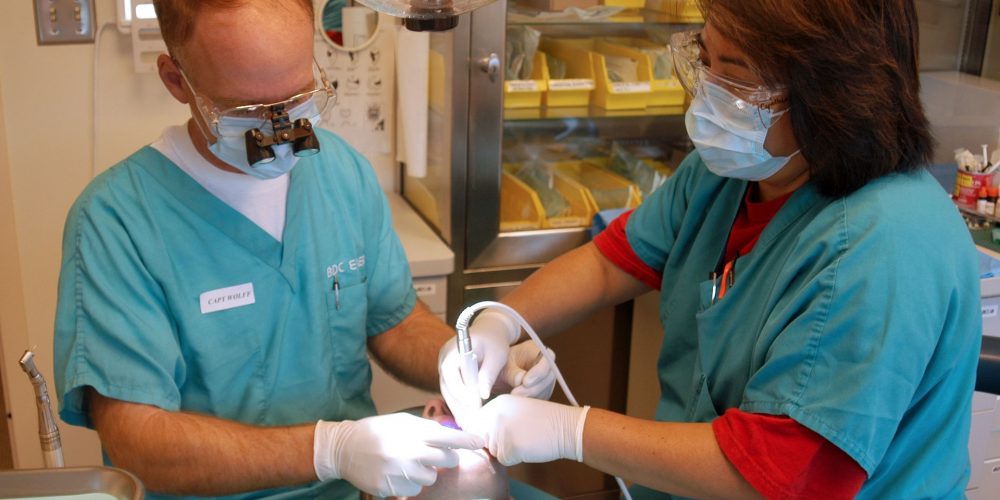 ¿Conoces exactamente la diferencia entre dentista, higienista y auxiliar dental?